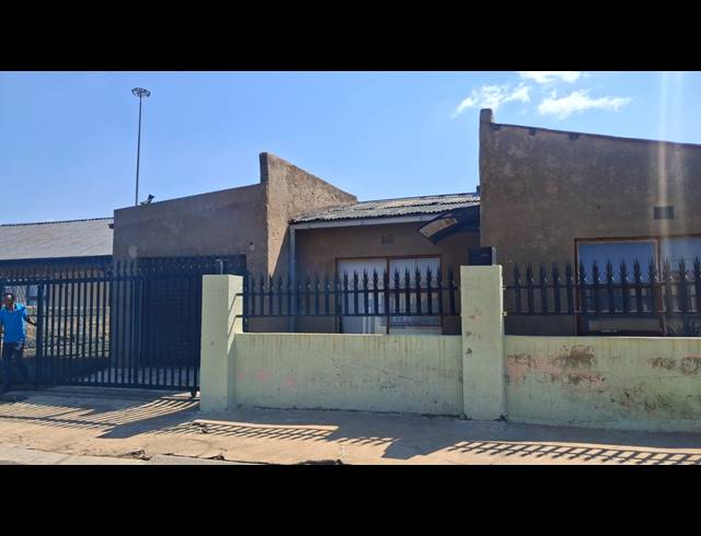 6 BEDROOM HOUSE FOR SALE IN TSAKANE EXT 12